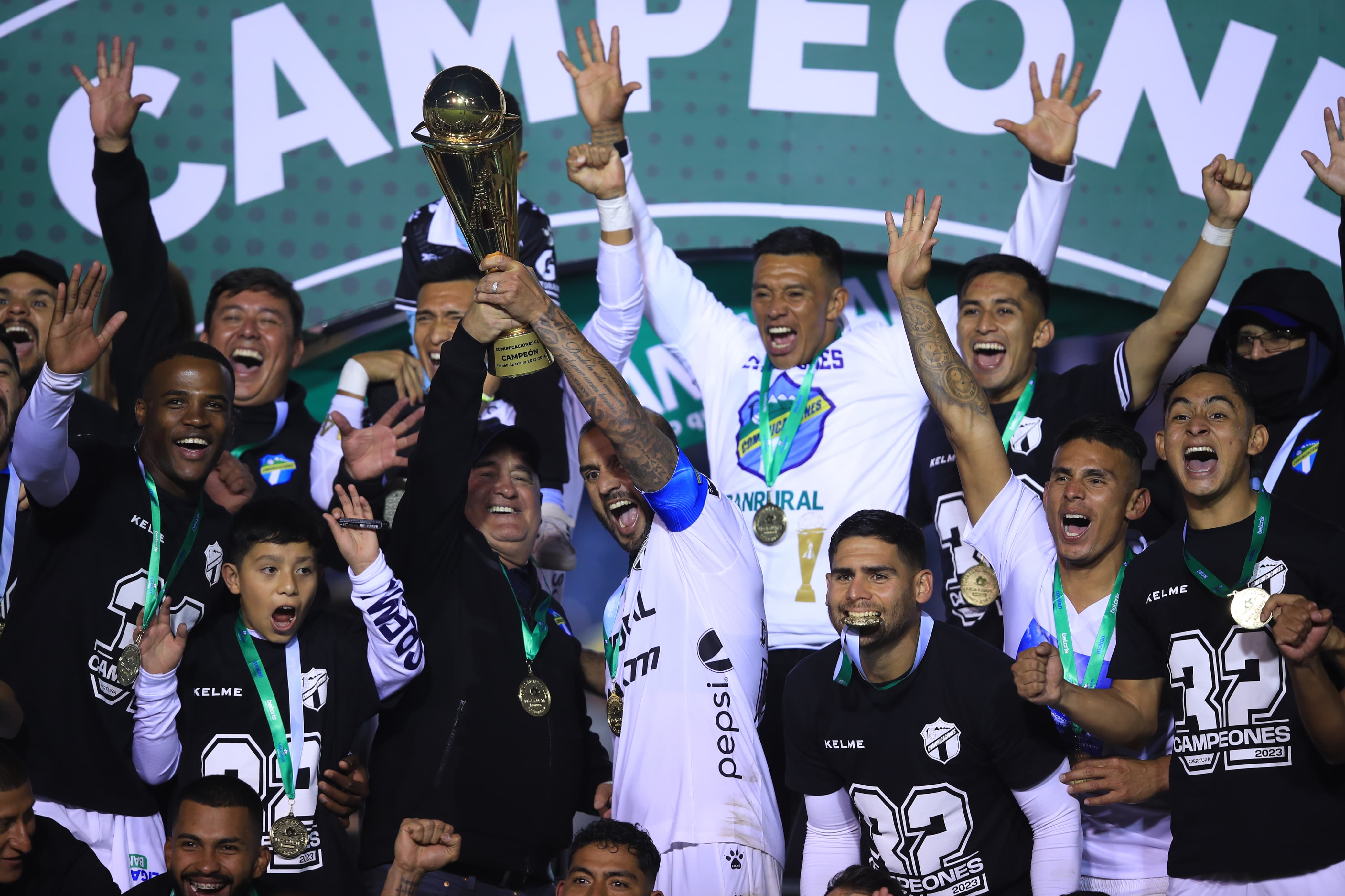Los jugadores de Comunicaciones celebra con la copa de campeón del Apertura 2023. (Foto Prensa Libre: Carlos Hernández).