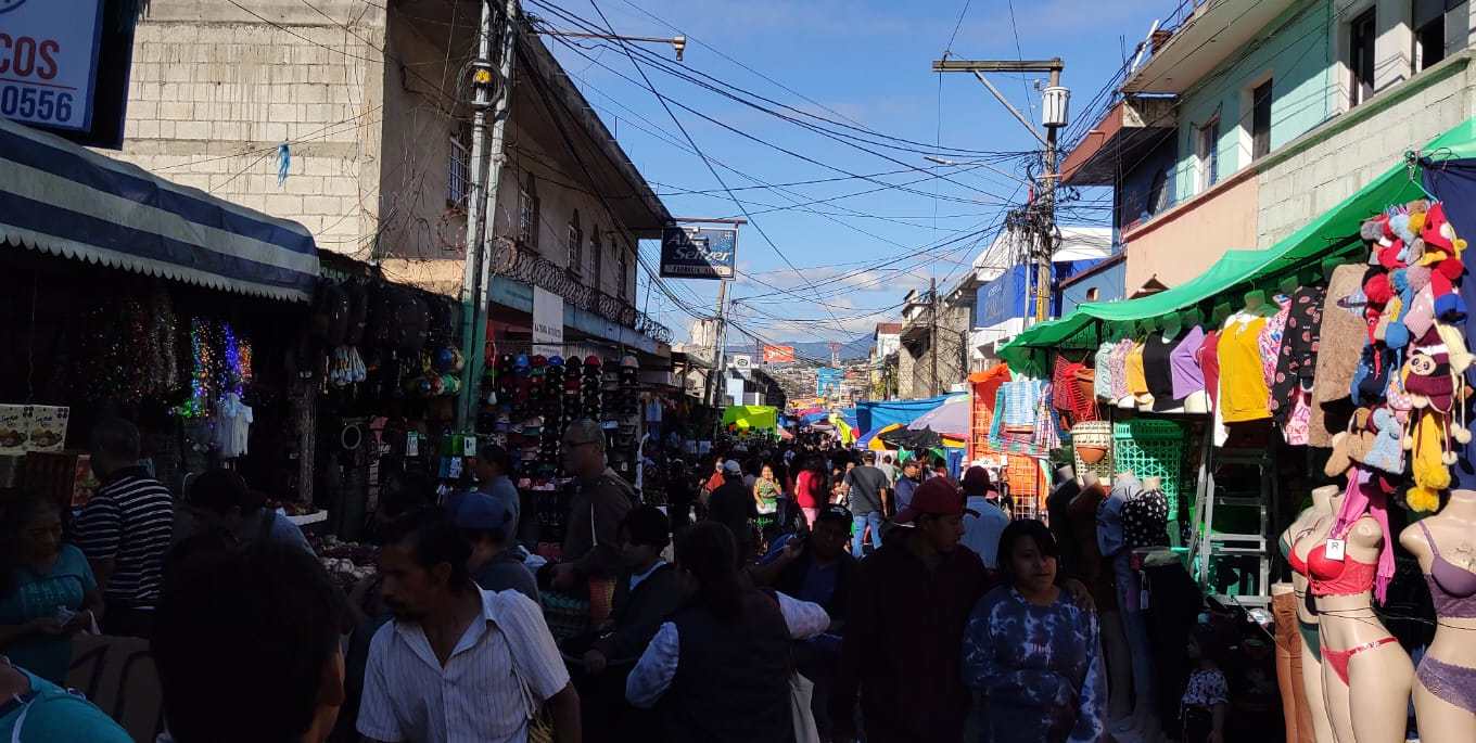 Guatemaltecos hacen compras en mercados previo a la navidad. Fotografía: Prensa LIBRE (Edwin Pitan).