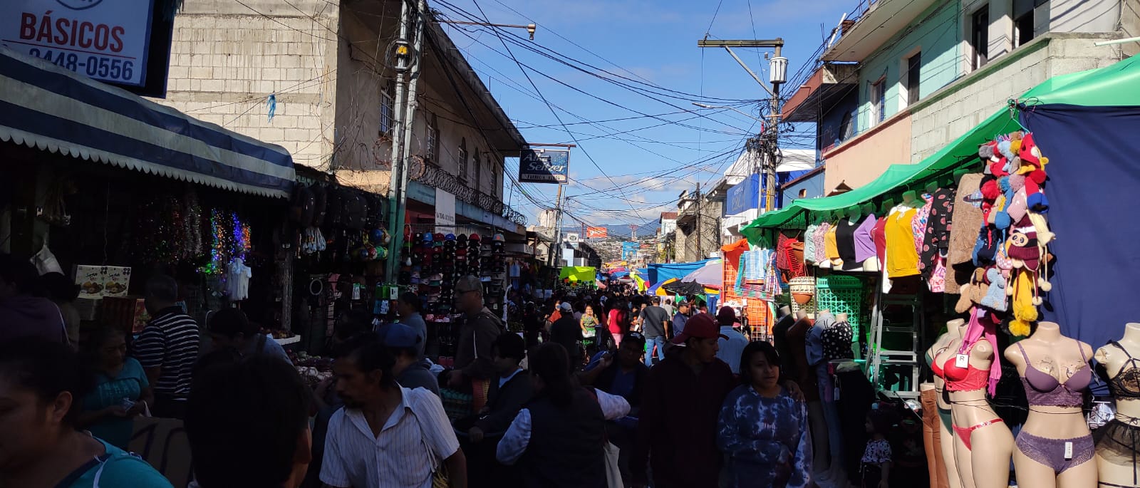 Guatemaltecos hacen compras en mercados previo a la navidad. Fotografía: Prensa LIBRE (Edwin Pitan).