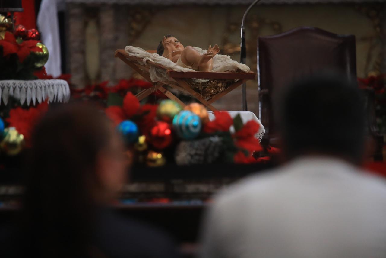 Guatemaltecos asisten a la misa de la Natividad