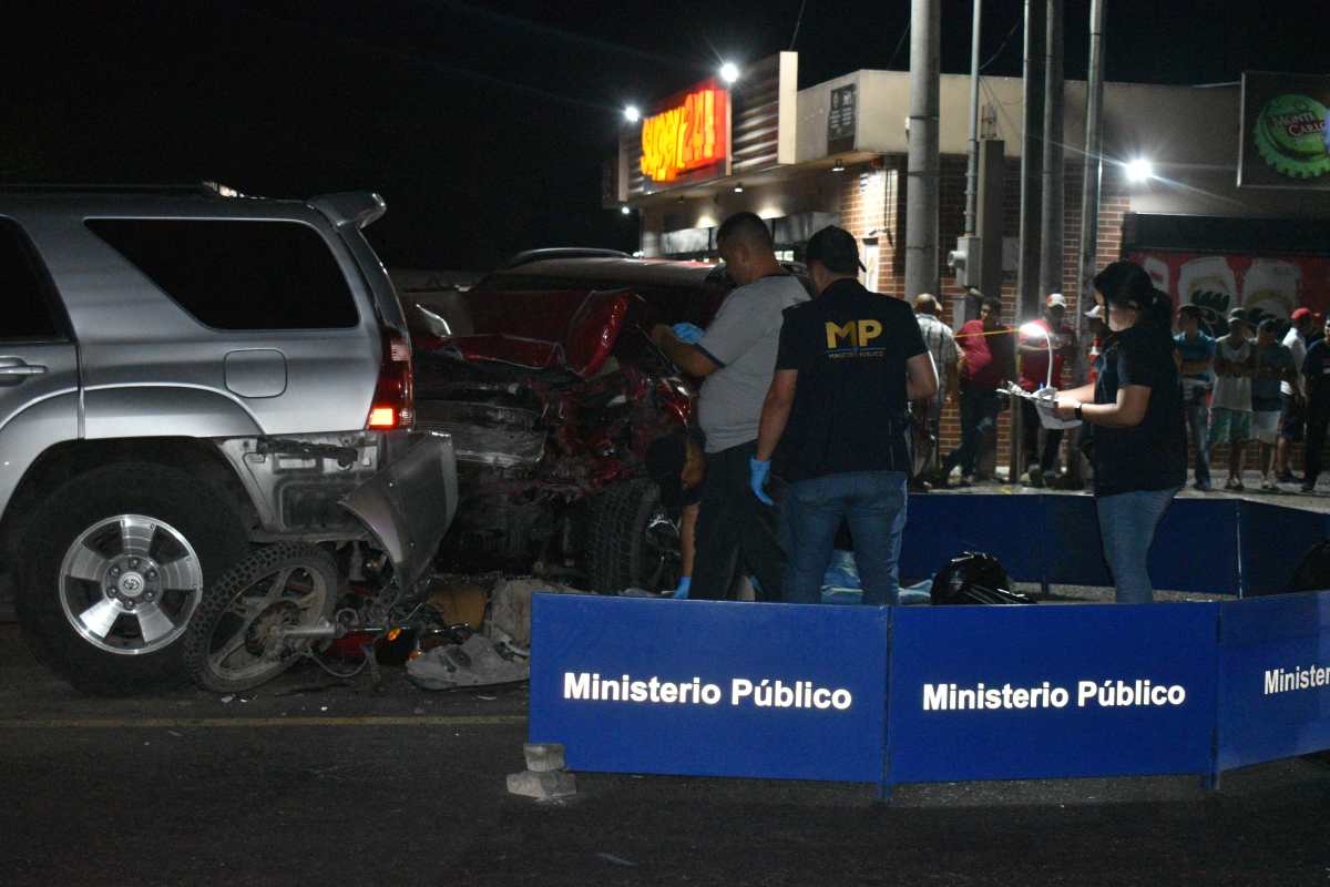El piloto de un picop provocó un múltiple accidente en la ruta al Atlántico, en Río Hondo, Zacapa. Una persona murió y tres más resultaron heridos. (Foto Prensa Libre: Mayra Sosa).