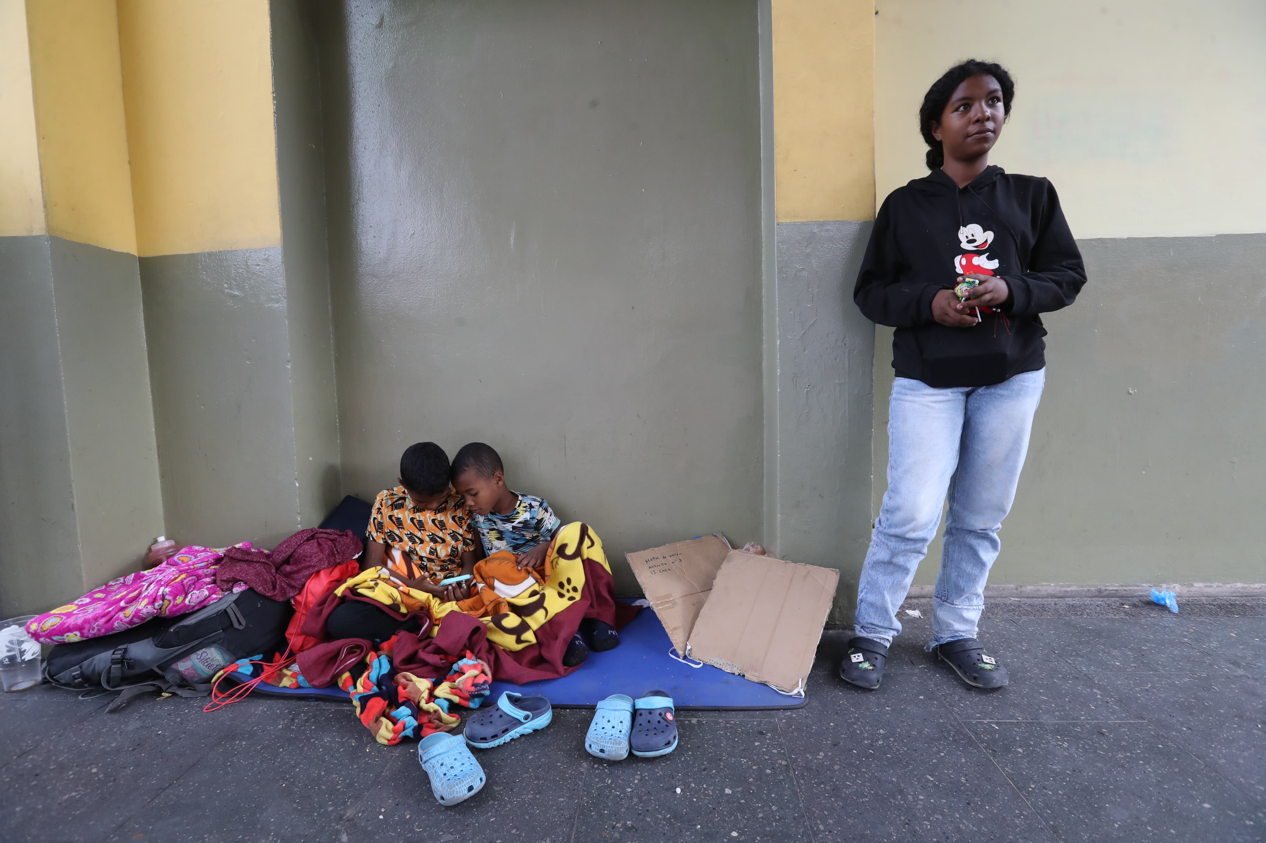 Una familia de migrantes venezolanos vende algunos artículos en el Paseo de la Sexta de la Ciudad de Guatemala para agenciarse de fondos y continuar su travesía a Estados Unidos. (Foto Prensa Libre: Maria Reneé Barrientos).