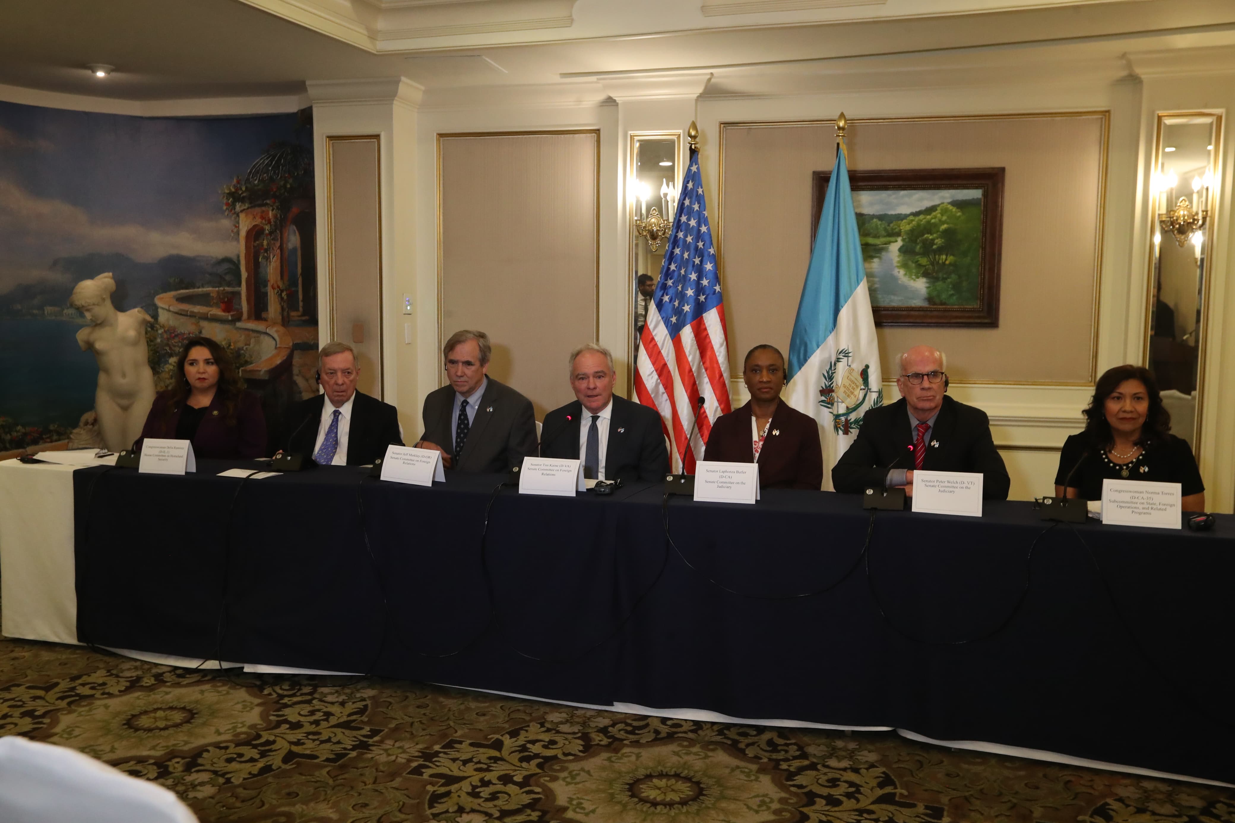 Delegación bicameral de EE. UU. se encuentra en Guatemala para conocer sobre la crisis política que se vive en el país. (Foto Prensa Libre: María Renée Barrientos)
