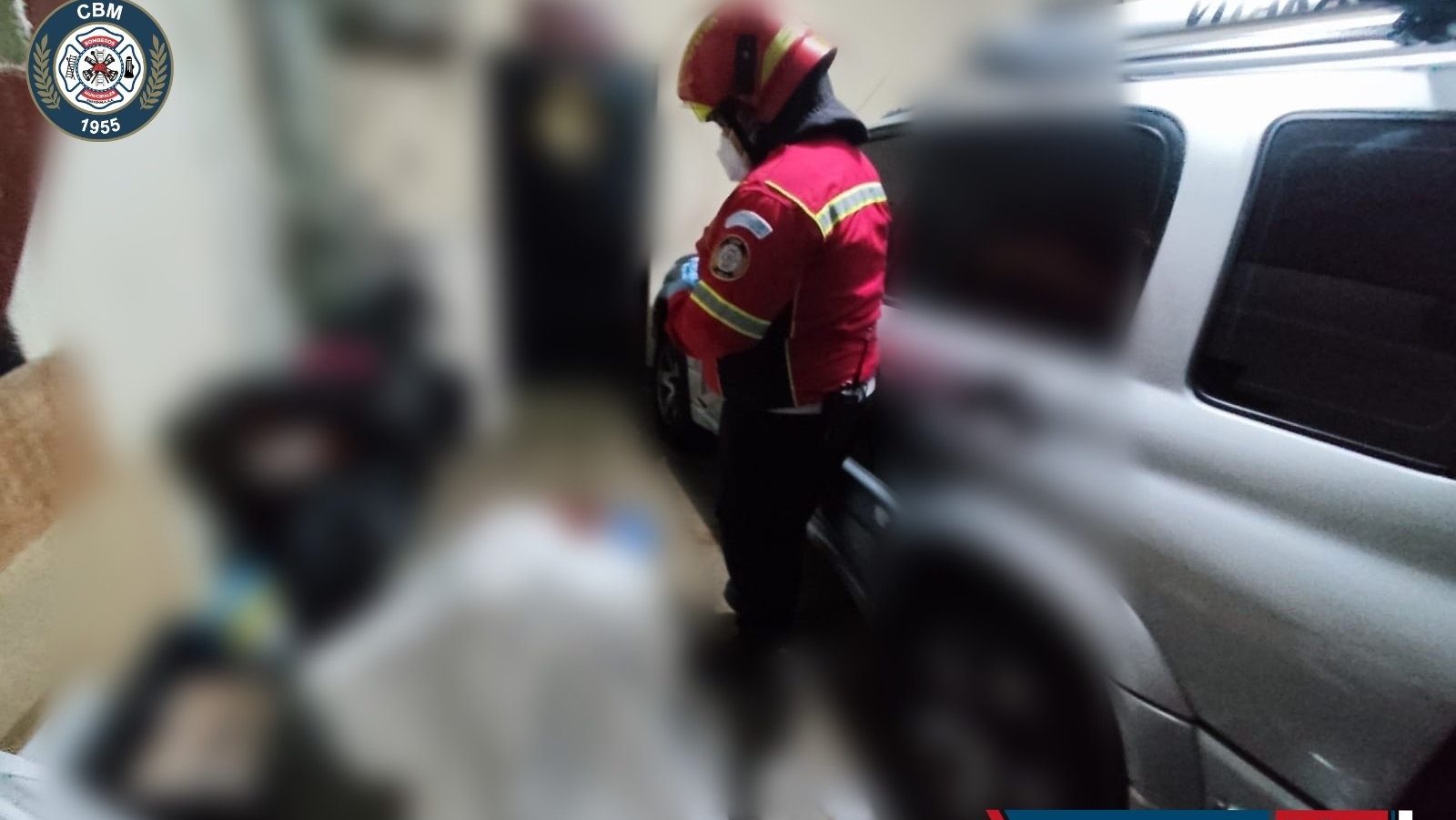 Los cuerpos de socorro llegaron de inmediato al lugar donde un hombre cayó desde un tercer nivel. (Foto Prensa Libre: Bomberos Municipales)