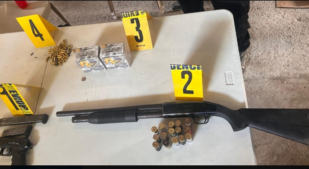 La PNC localizó armas y municiones durante allanamientos. (Foto: PNC)