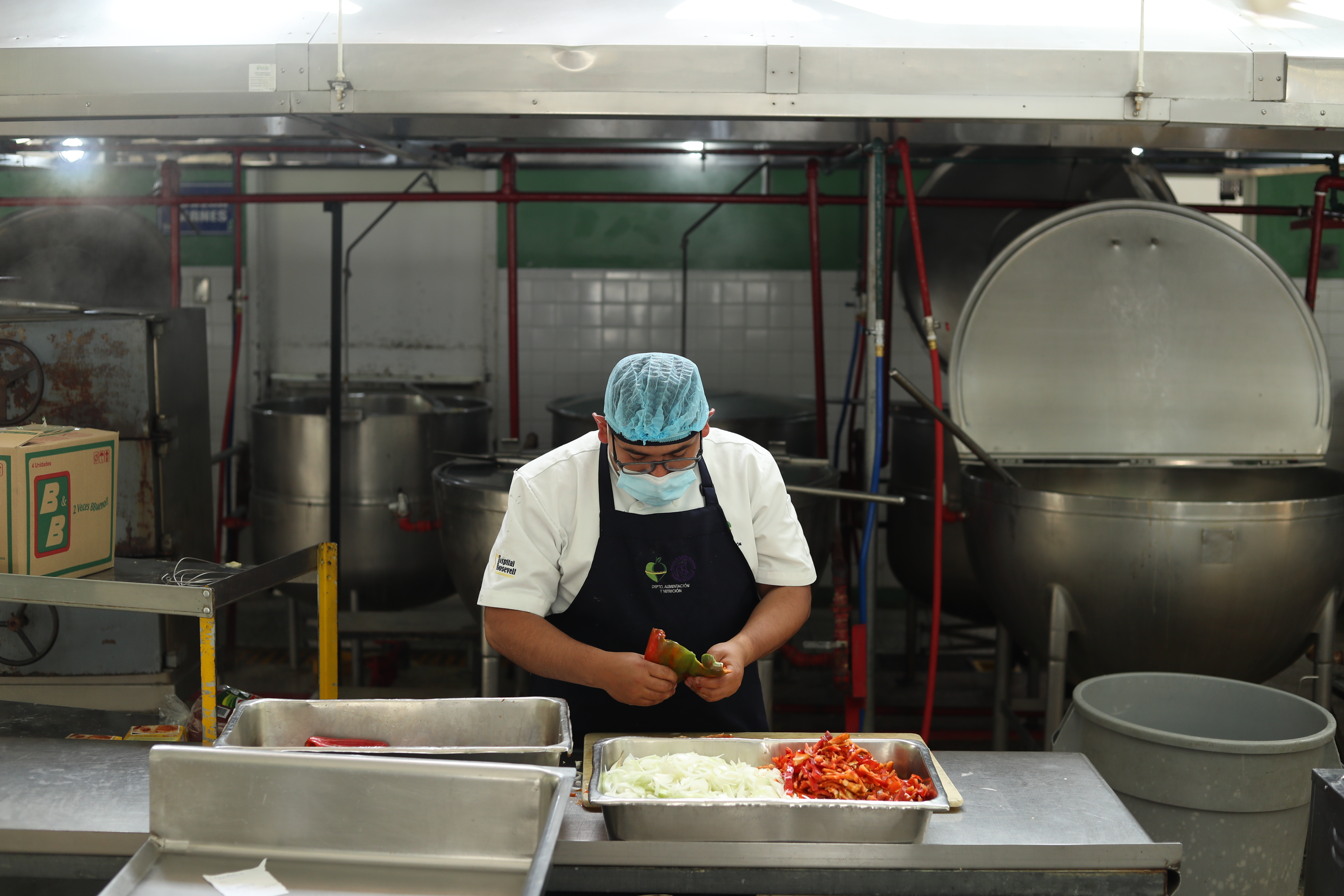 Los alimentos se han escaseado en las bodegas de Nutrición y Dietética  del Hospital Roosevelt. (Foto Prensa Libre: Esbin García)