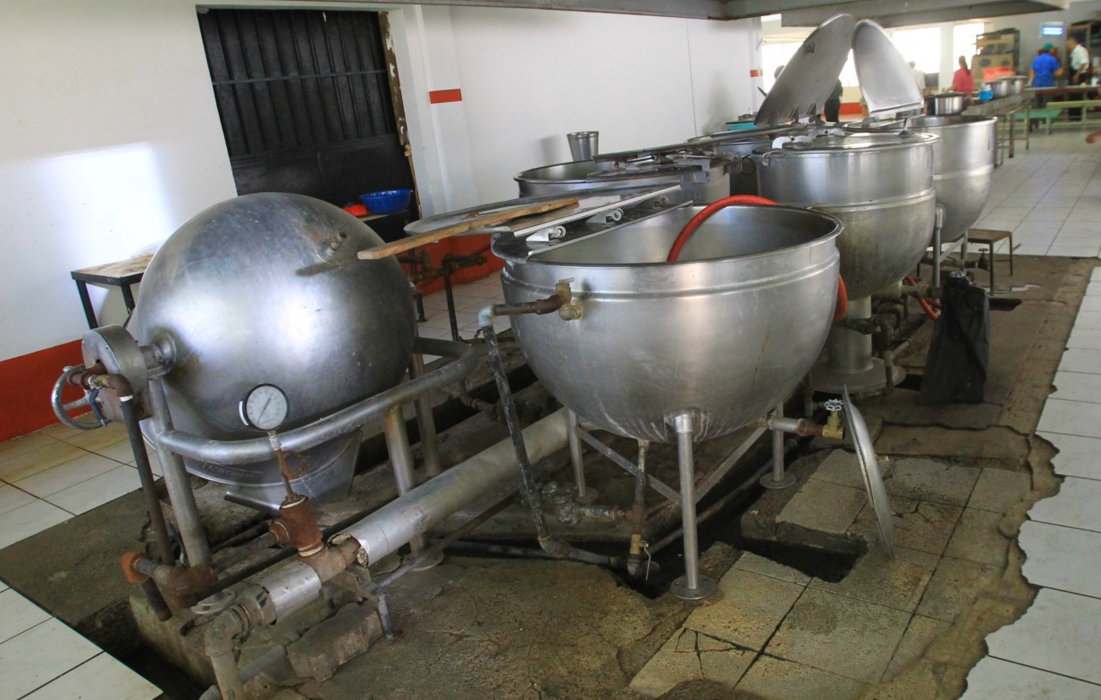En las cocinas del Hospital Roosevelt se preparan alimentos para más de mil pacientes en encamamiento de las distintas áreas. (Foto Prensa Libre: Hemeroteca PL)