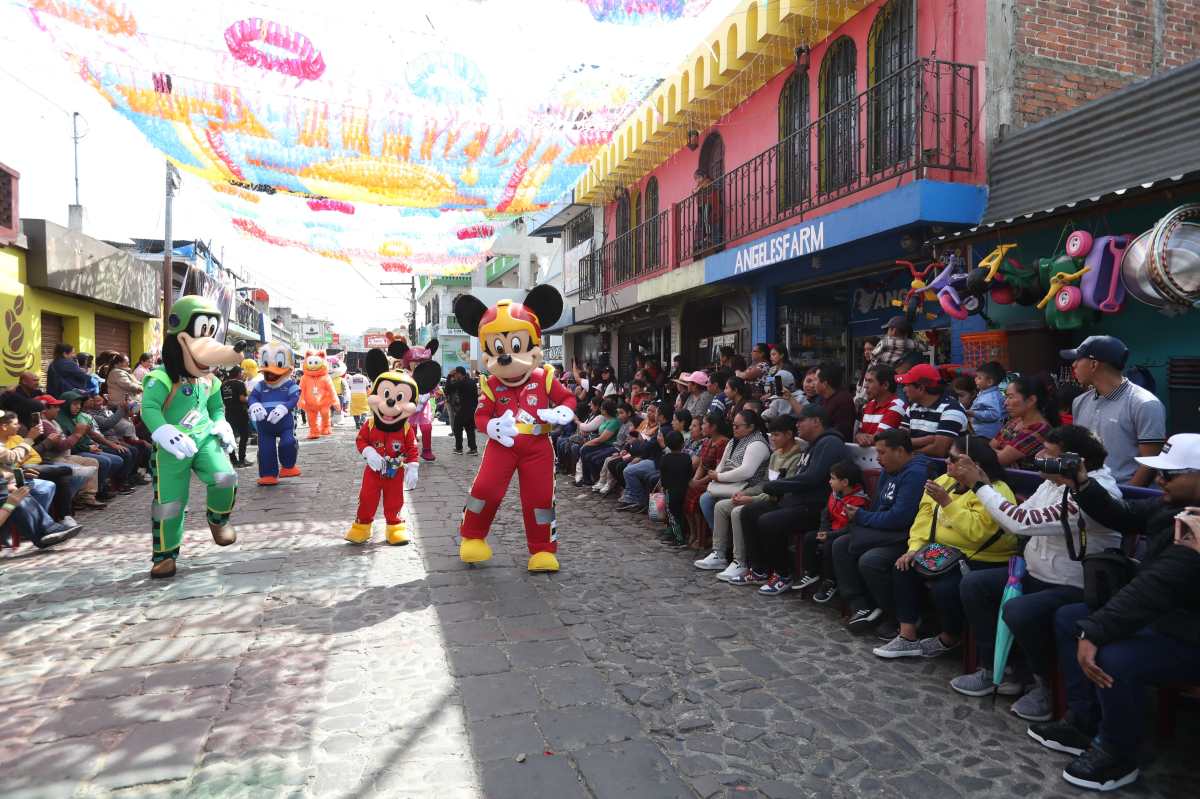 Miles de personas llegaron este sábado 30 de diciembre a Sumpango, Sacatepéquez, para disfrutar de la edición 43 del convite que organiza el Club Saturno. (Foto Prensa Libre: María Reneé Barrientos).