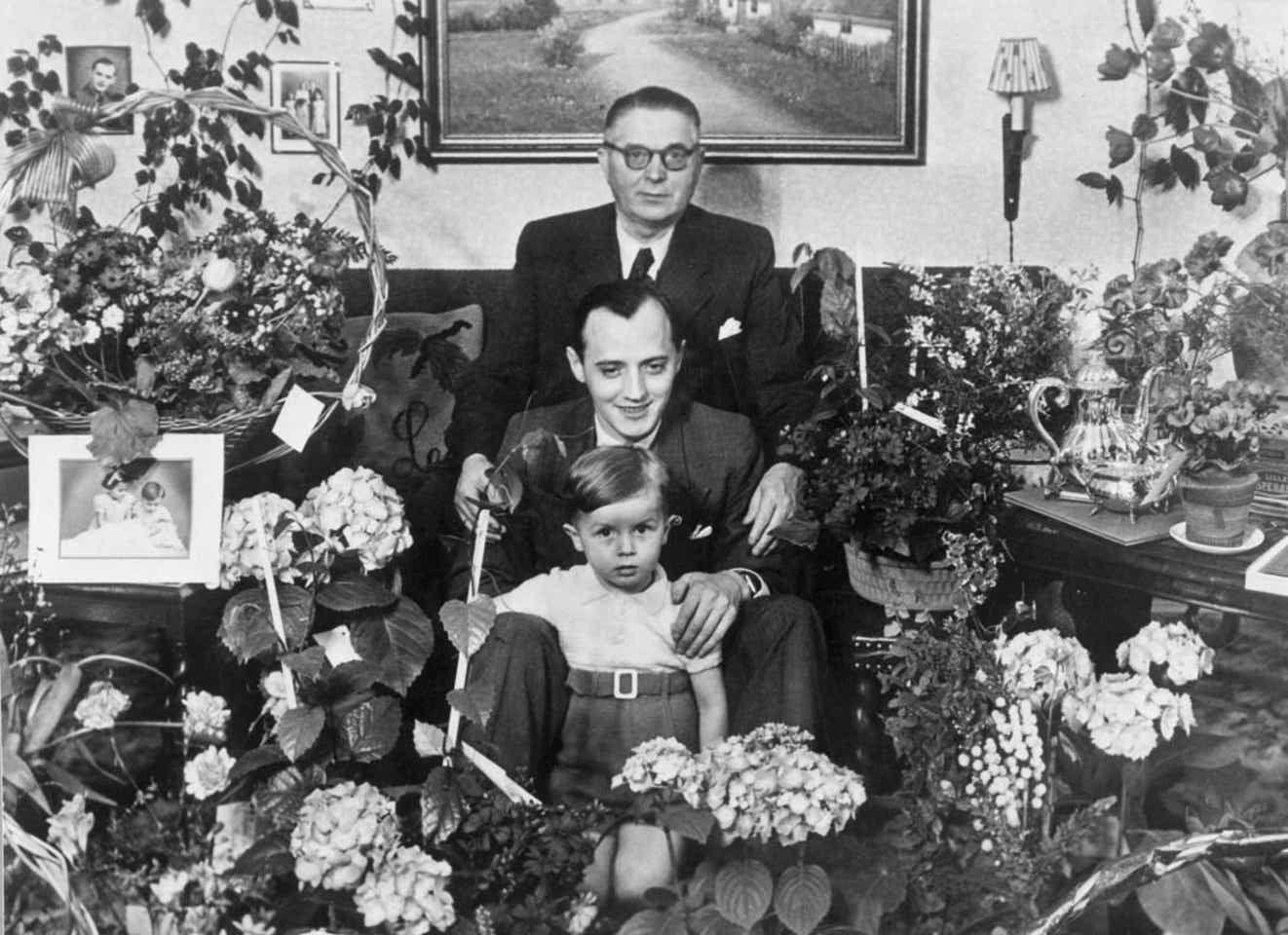Ole Kirk Kristiansen junto a su hijo Godtfred y su nieto Kjeld.