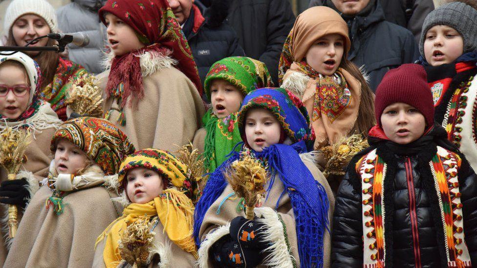 En la ciudad occidental de Lviv, que ha sufrido pocos daños por la guerra, niños vestidos con trajes tradicionales cantaron villancicos y participaron en procesiones festivas en las calles. GETTY IMAGES