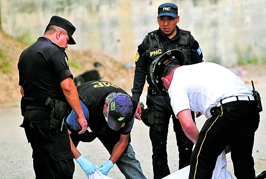 Peritos del Ministerio Público Trabajan en la escena donde encuentran a una persona reportada como desaparecida en Chinautla. (Foto Prensa Libre: Hemeroteca PL)
