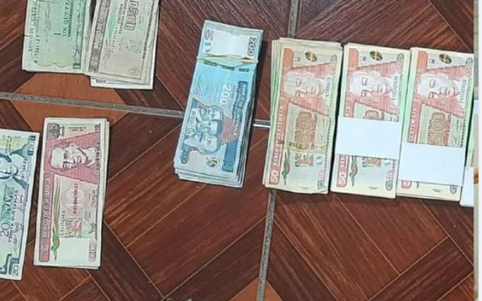 Dinero incautado a una mujer  en un operativo en Panajachel, Sololá. Fueron más de Q165 mil los  fondos incautados. (Foto Prensa Libre: PNC)