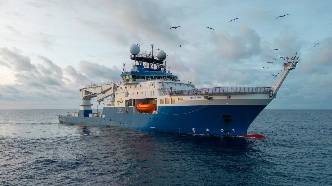 Buque  Falkor en su fase de investigación en un mapeo que ha puesto en evidencia secretos de océano.   (Foto Prensa Libre: Schmidt Ocean Institute)