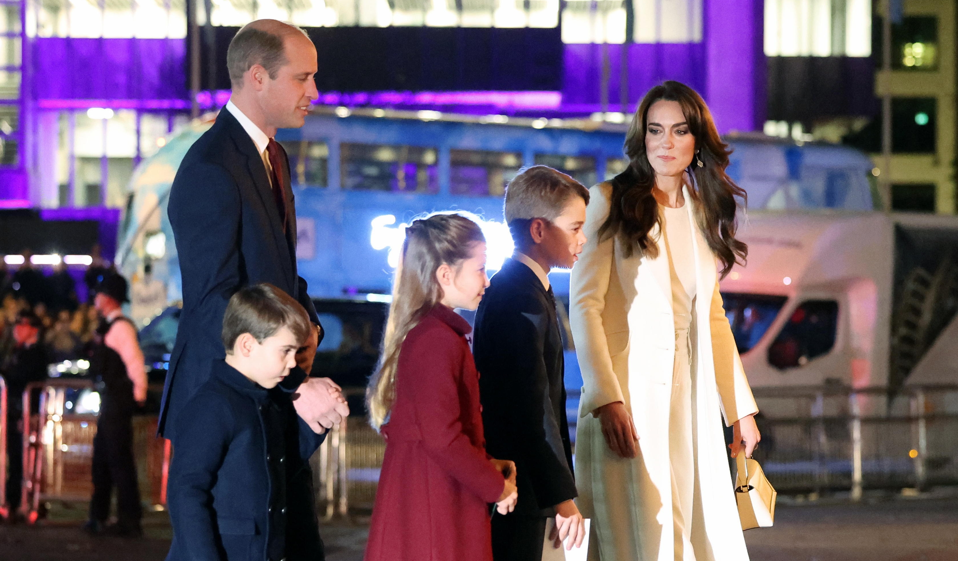 El príncipe de Gales Guillermo camina junto al  príncipe Louis, la princesa Charlotte, el príncipe George y Kate Middleton, Princesa de Gales, de Gran Bretaña. Asisten a eventos navideños en diciembre 2023. (Foto Prensa Libre: EFE)
