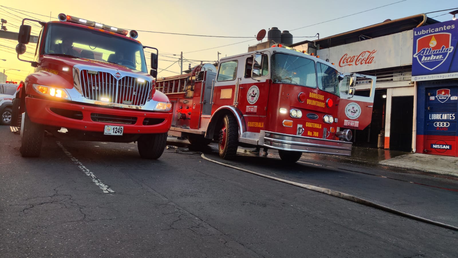 Unidades de los Bomberos Voluntarios en el incendio en una taquería de la zona 12 de la capital. (Foto Prensa Libre: Bomberos Voluntarios)
