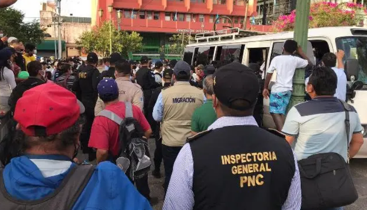 La PNC investiga a elementos que pudieran ser parte de una red de extorsión y abusos a migrantes que cruzan el paÃs hacia Estados Unidos. (Foto Prensa Libre: Hemeroteca PL)