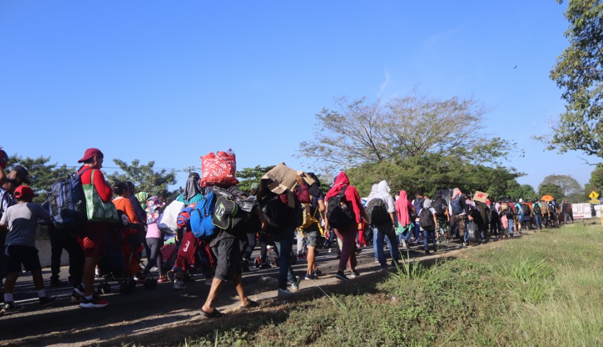 Miles de migrantes siguen llegando a la frontera. (Foto Prensa Libre: EFE)