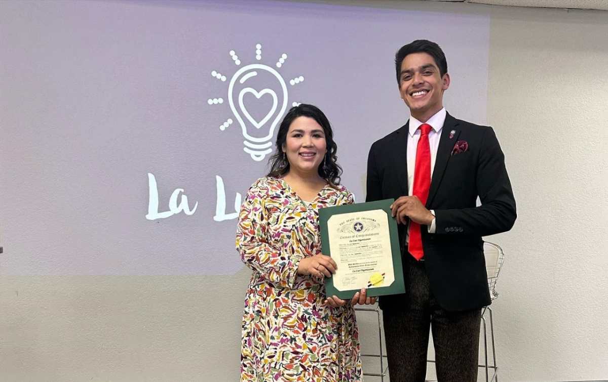 La estadounidense-guatemalteca recibe reconocimiento a la organización La Luz, ha recibido distintos premios a lo largo del año.  (Foto Prensa Libre: cortesía Jayra Camarena)
