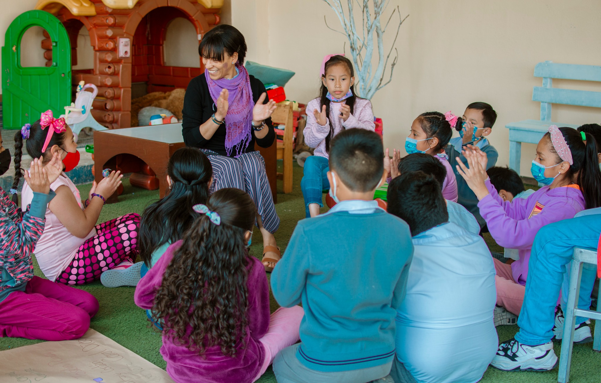 Una imagen de la hermana Sabina en el proyecto Futuro Vivo.    En este documental llamado ¡Hagan lío! cuentan más de los orígenes de la entidad que ha transformado la comunidad.   (Foto Prensa Libre: cortesía Futuro Vivo)