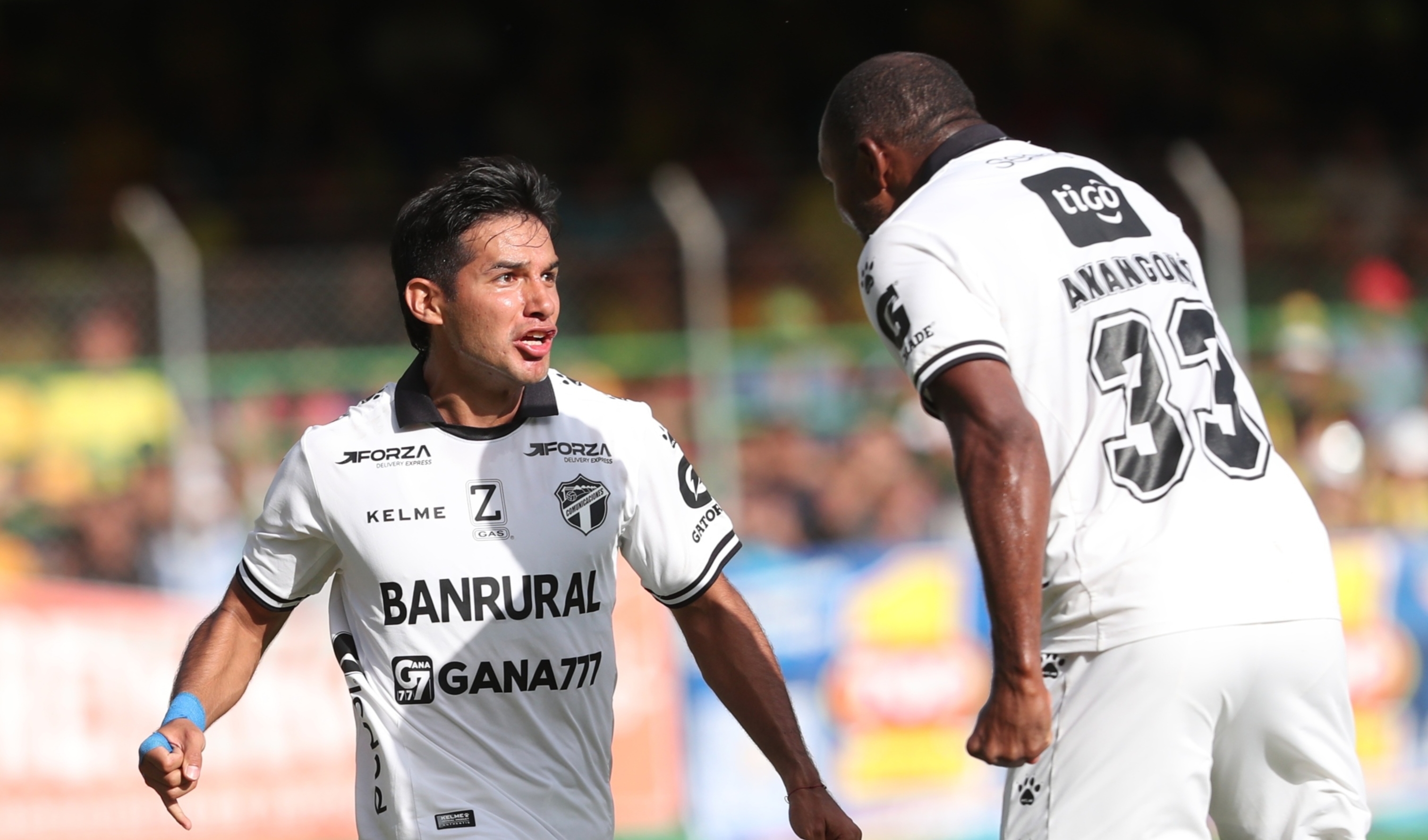 Antonio López y Juan Anangonó celebran un gol de Comunicaciones. Foto Prensa Libre (Érick Ávila)
