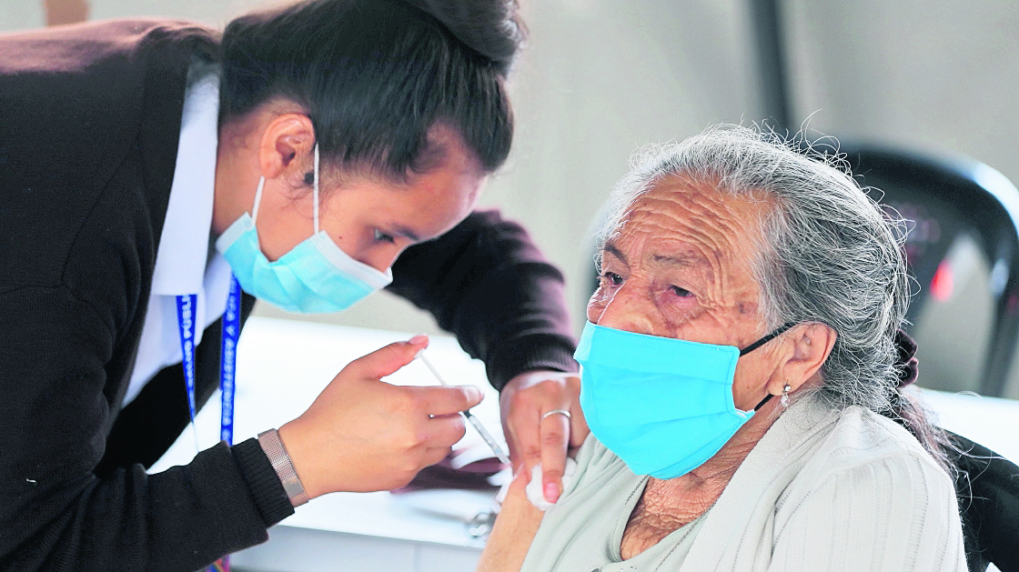 En el país solo uno de cada dos guatemaltecos tiene el esquema completo de la vacuna covid-19. (Foto Prensa Libre: Hemeroteca PL)