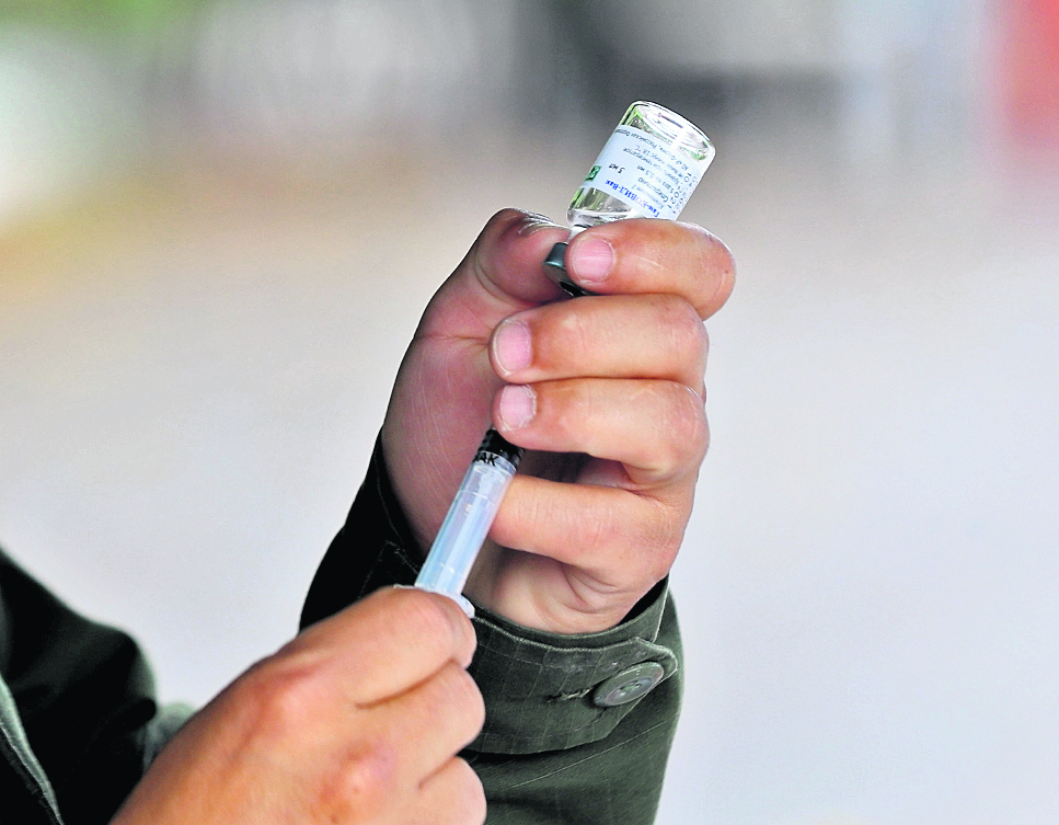 El ritmo de vacunación contra covid-19 deberá ser aplicar 4 mil 550 dosis a la semana. (Foto Prensa Libre: Hemeroteca PL)