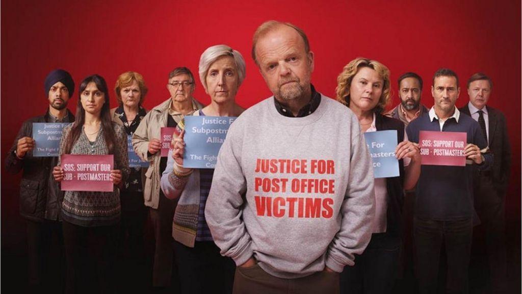 La serie muestra la odisea de los empleados de correos acusados de robar dinero, sin forma de demostrar su inocencia.

ITV