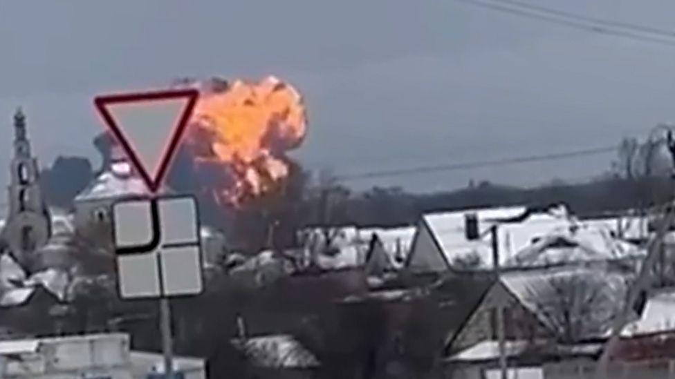 El avión fue visto caer cerca del pueblo de Yablonovo, en la región de Belgorod.
TELEGRAM

