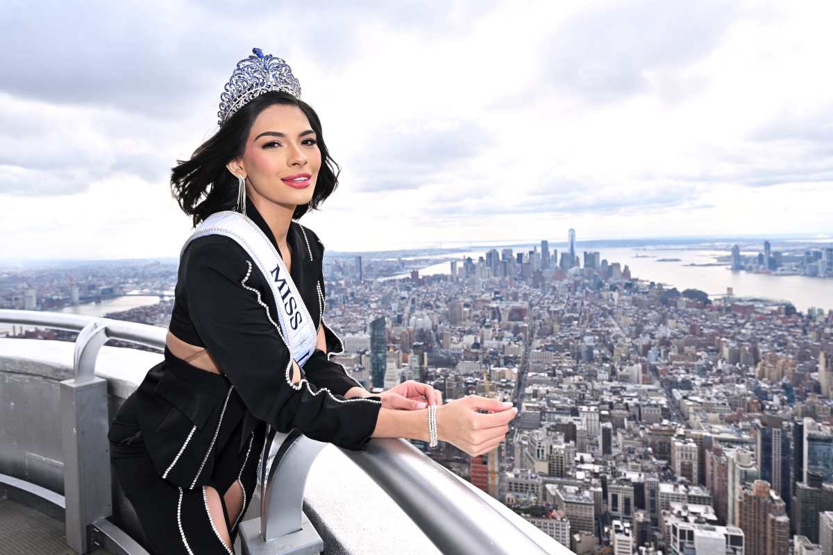 La Miss Universo 2023, Sheynnis Palacios, posa durante una sesión de fotos en The Empire State, en Nueva York. (Foto Prensa Libre: AFP)