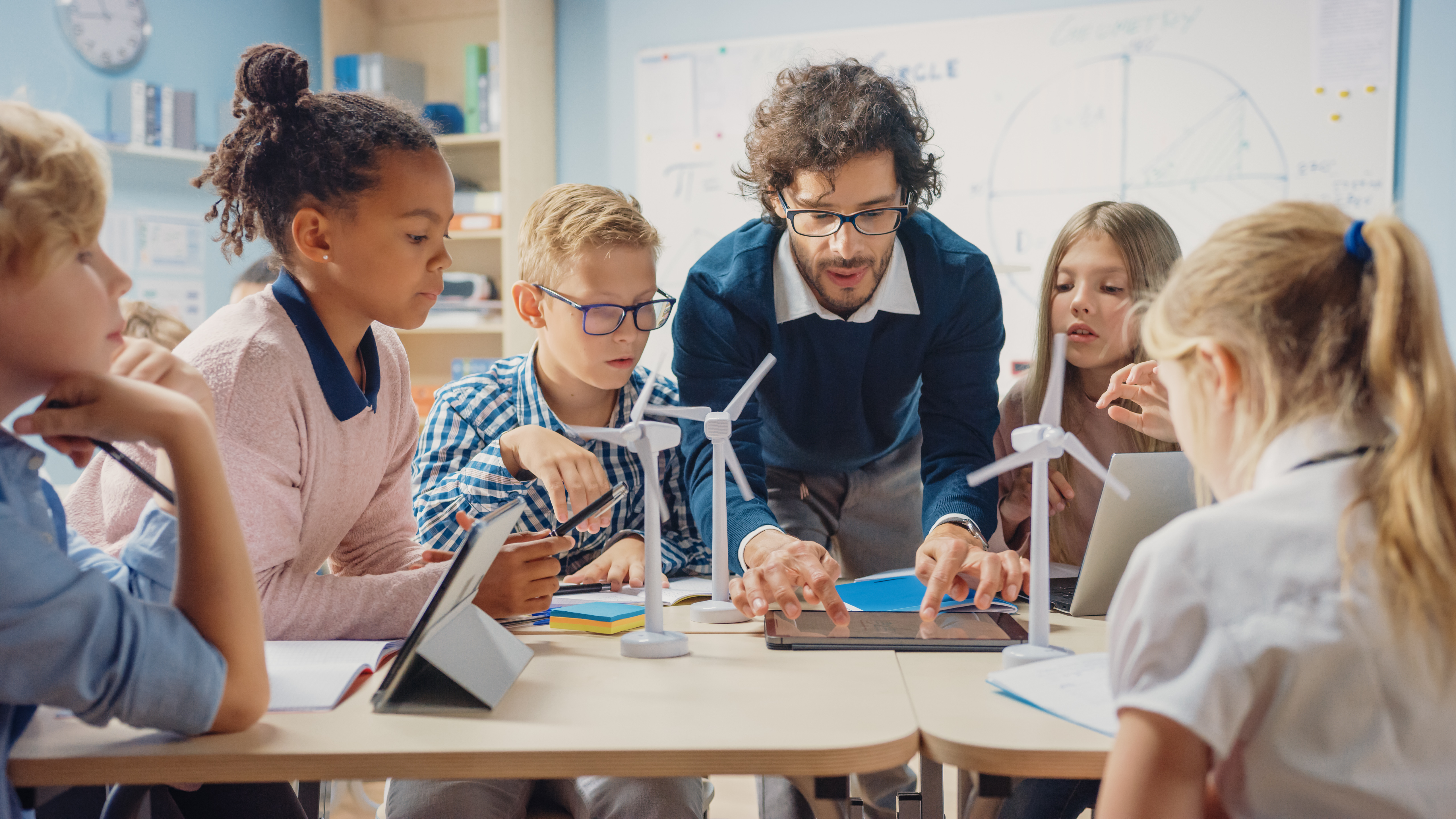 Los docentes pueden apoyarse de las nuevas tecnologías en sus clases como un apoyo y tener mejor dinamismo. (Foto Prensa Libre: Shutterstock)