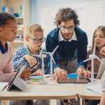 Los docentes pueden apoyarse de las nuevas tecnologías en sus clases como un apoyo y tener mejor dinamismo. (Foto Prensa Libre: Shutterstock)