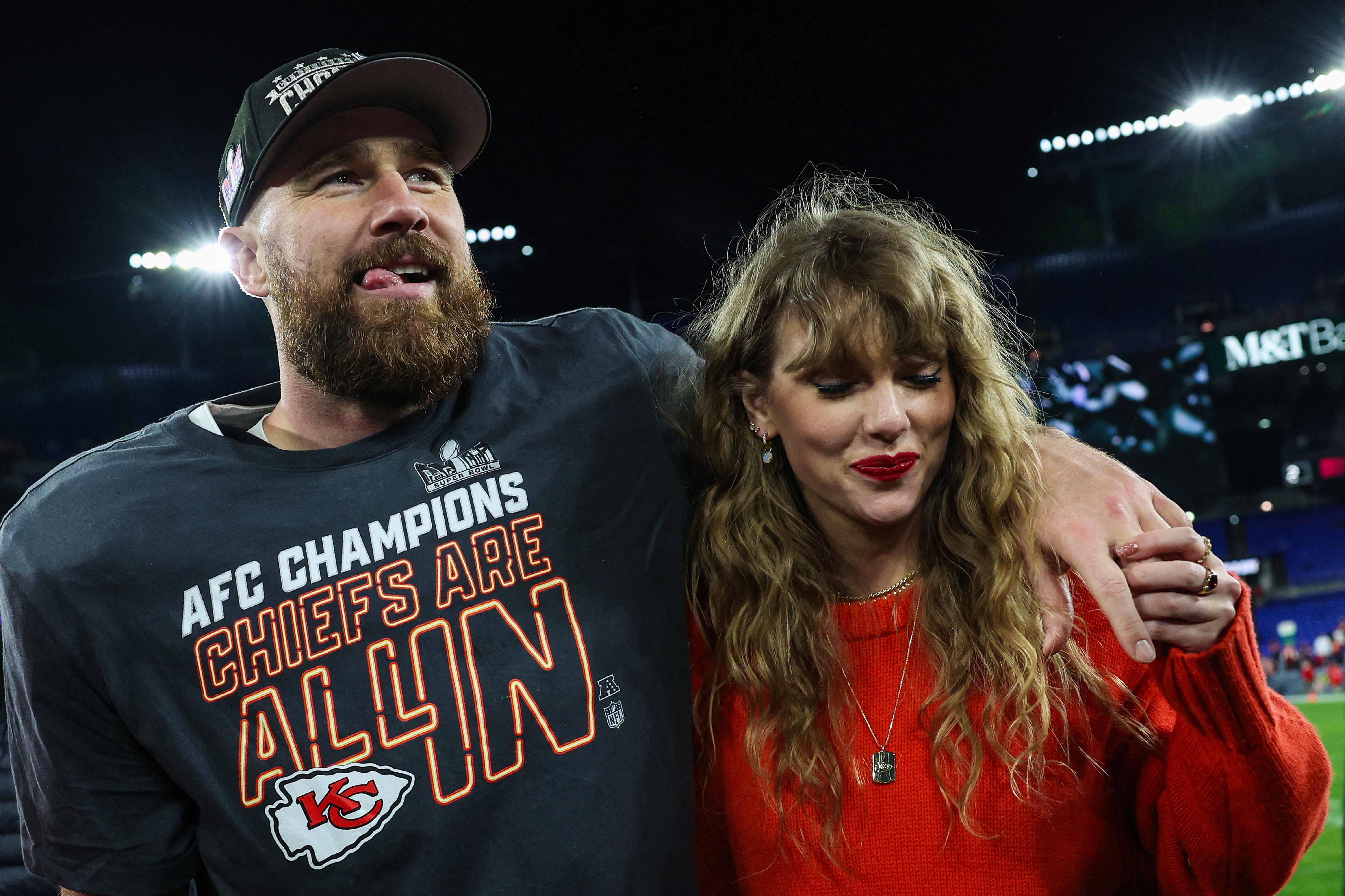 Travis Kelce de los Kansas City Chiefs celebra con Taylor Swift obtener el pase a al Super Bowl.