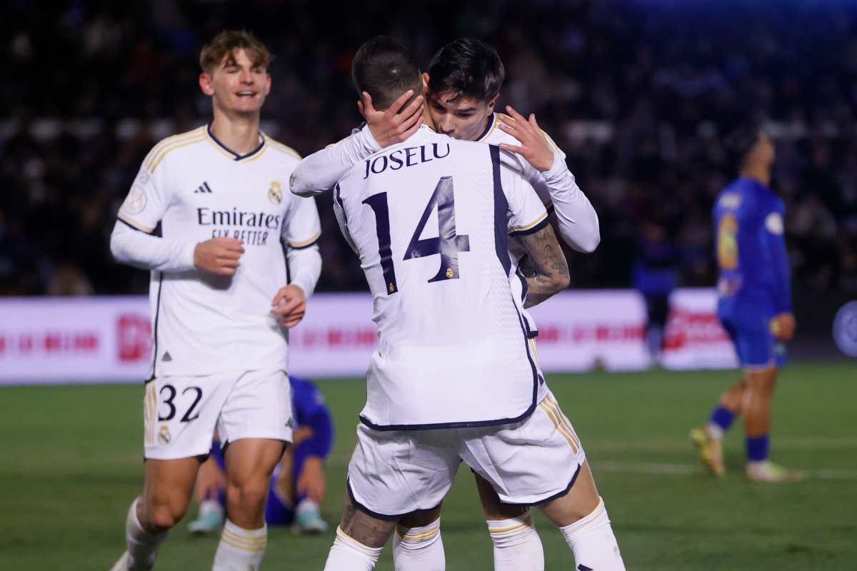 Los jugadores del Real Madrid celebran el gol de su equipo anotado por Brahim Díaz (c-detrás) durante el partido de dieciseisavos de final de la Copa del Rey entre Arandina y Real Madrid. (Foto Prensa Libre: EFE)