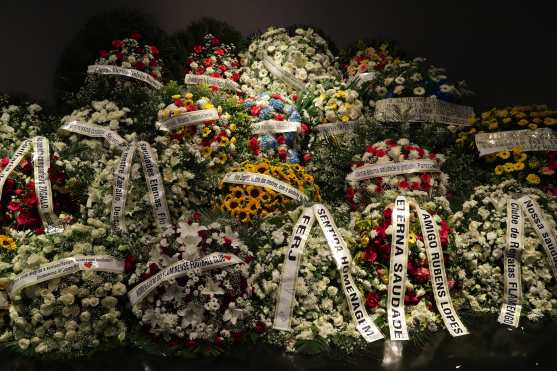 Fotografía de algunas de las coronas de flores enviadas por amigos y clubes al funeral del exjugador y entrenador de la selección brasileña de fútbol. (Foto Prensa Libre: EFE)