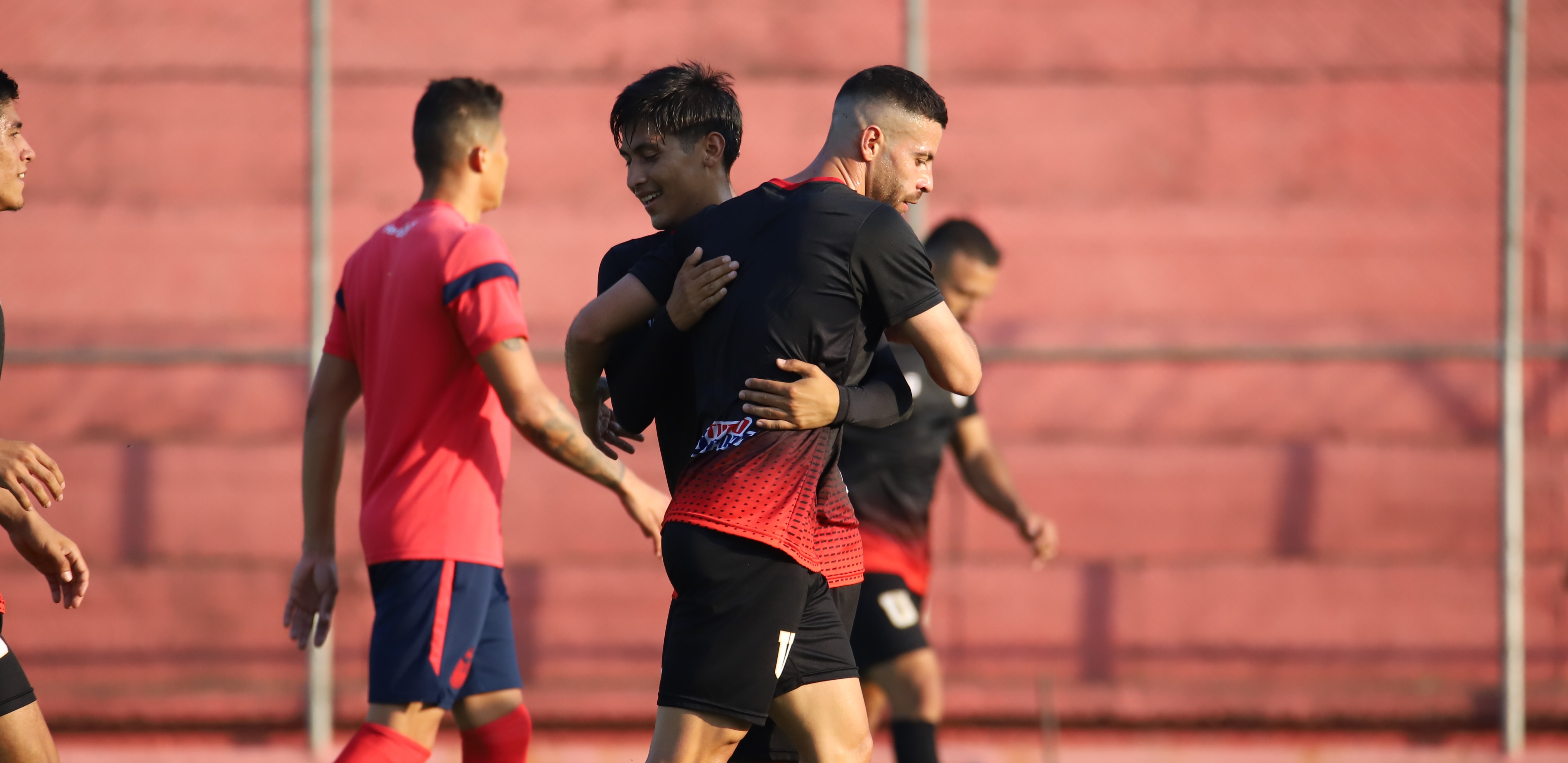 Daniel Marroquín, es felicitado luego de marcar el segundo gol para el equipo sancarlista. (Foto Prensa Libre: CLub Universidad)