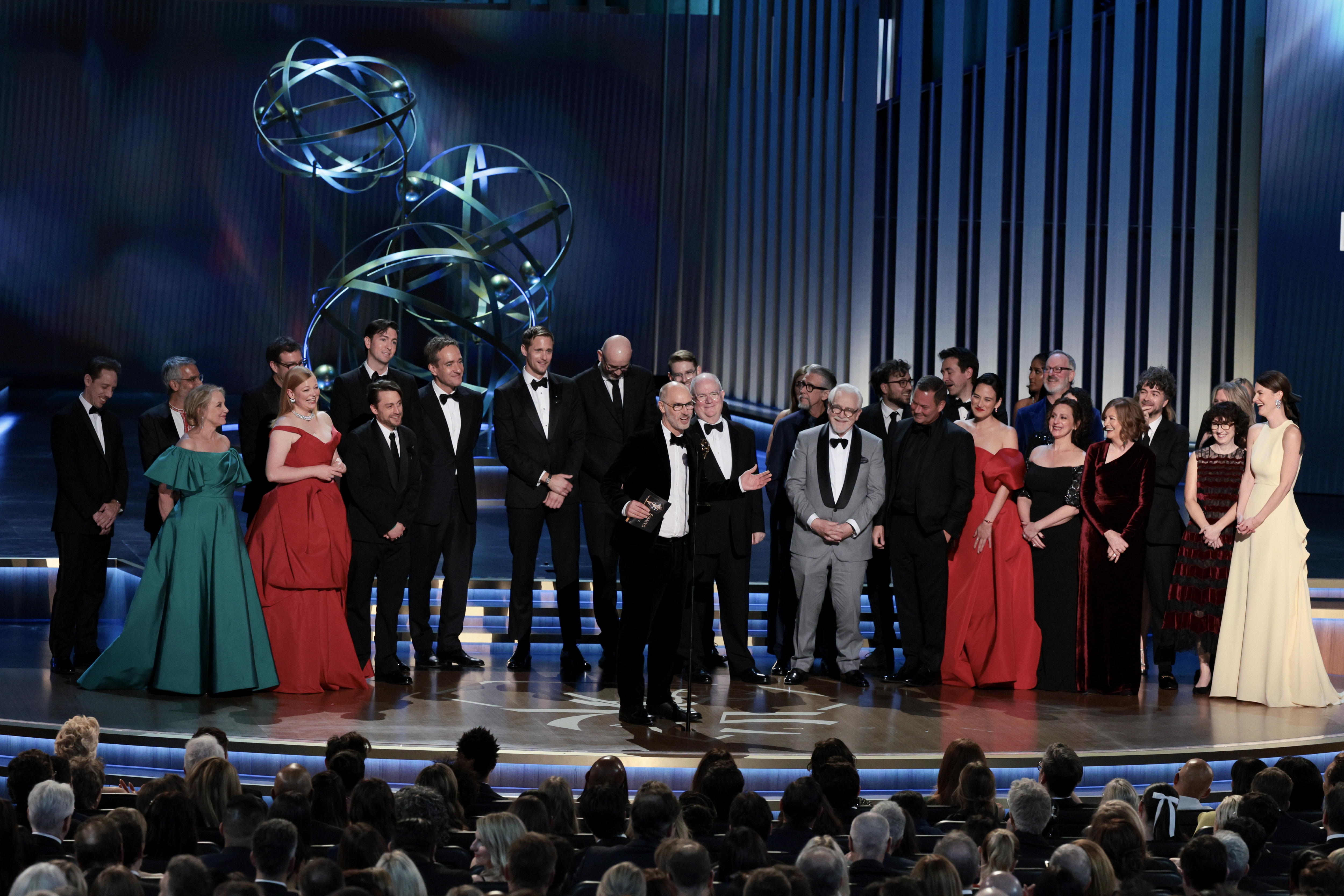 El elenco de la serie Succession recibe el Emmy como mejor serie dramática. (Foto Prensa Libre: EFE)