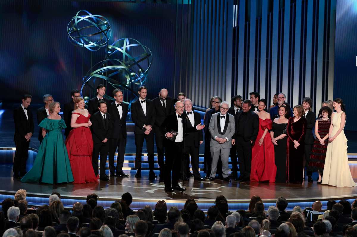 El elenco de la serie Succession recibe el Emmy como mejor serie dramática. (Foto Prensa Libre: EFE)