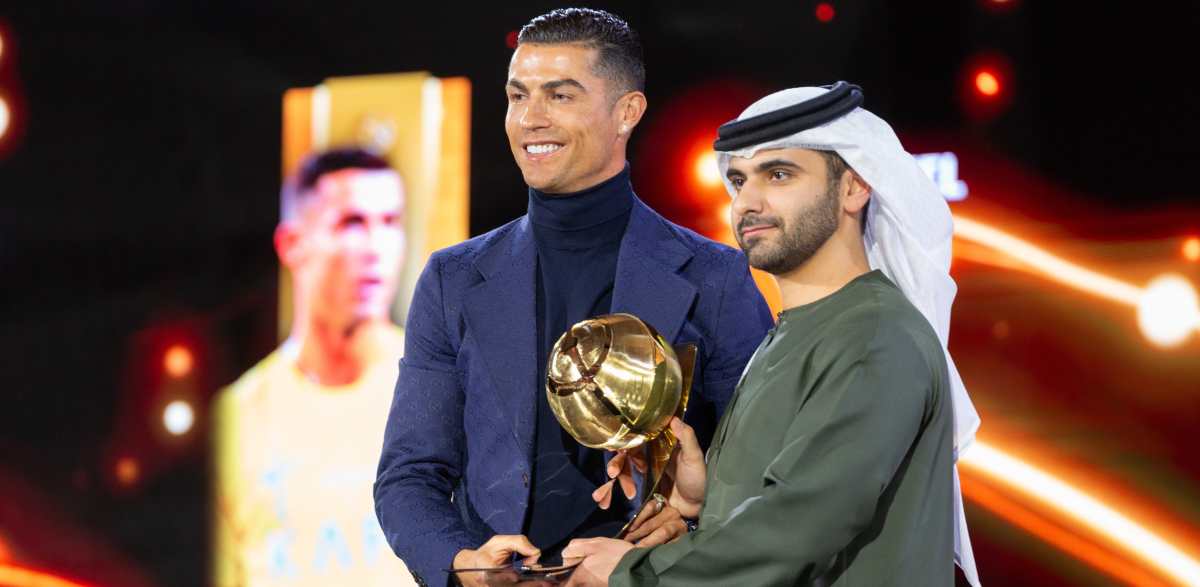 El jugador portugués, Cristiano Ronaldo, recibiendo el premio de las manos del jeque Mansoor bin Mohammed bin Rashid Al Maktoum (R). (Foto Prensa Libre: EFE)