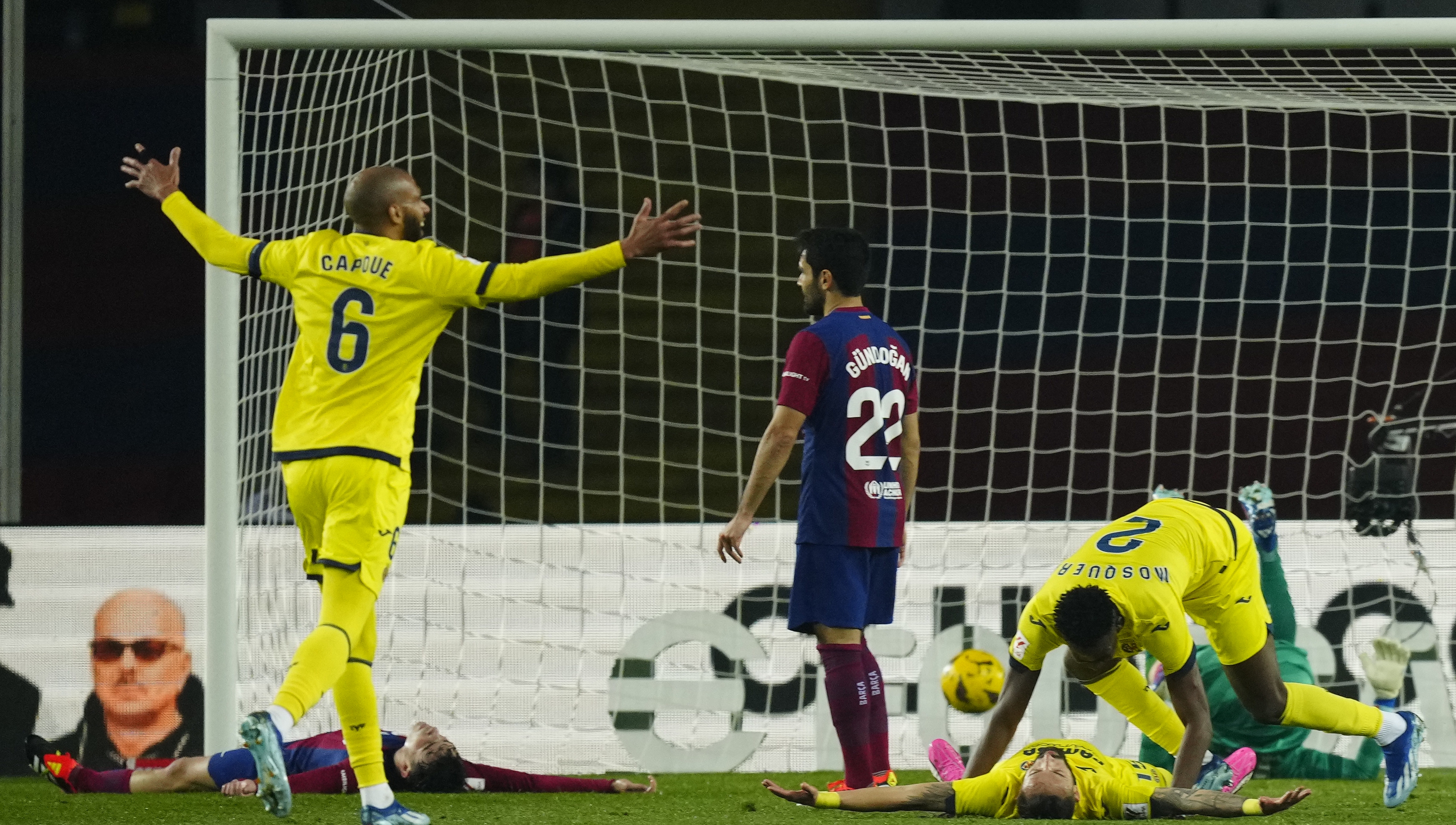 El centrocampista francés del Villarreal, Etienne Capoue (i), celebra el quinto gol del equipo, durante el partido de la jornada 22 de LaLiga EA Sports contra el FC Barcelona. (Foto Prensa Libre: EFE)