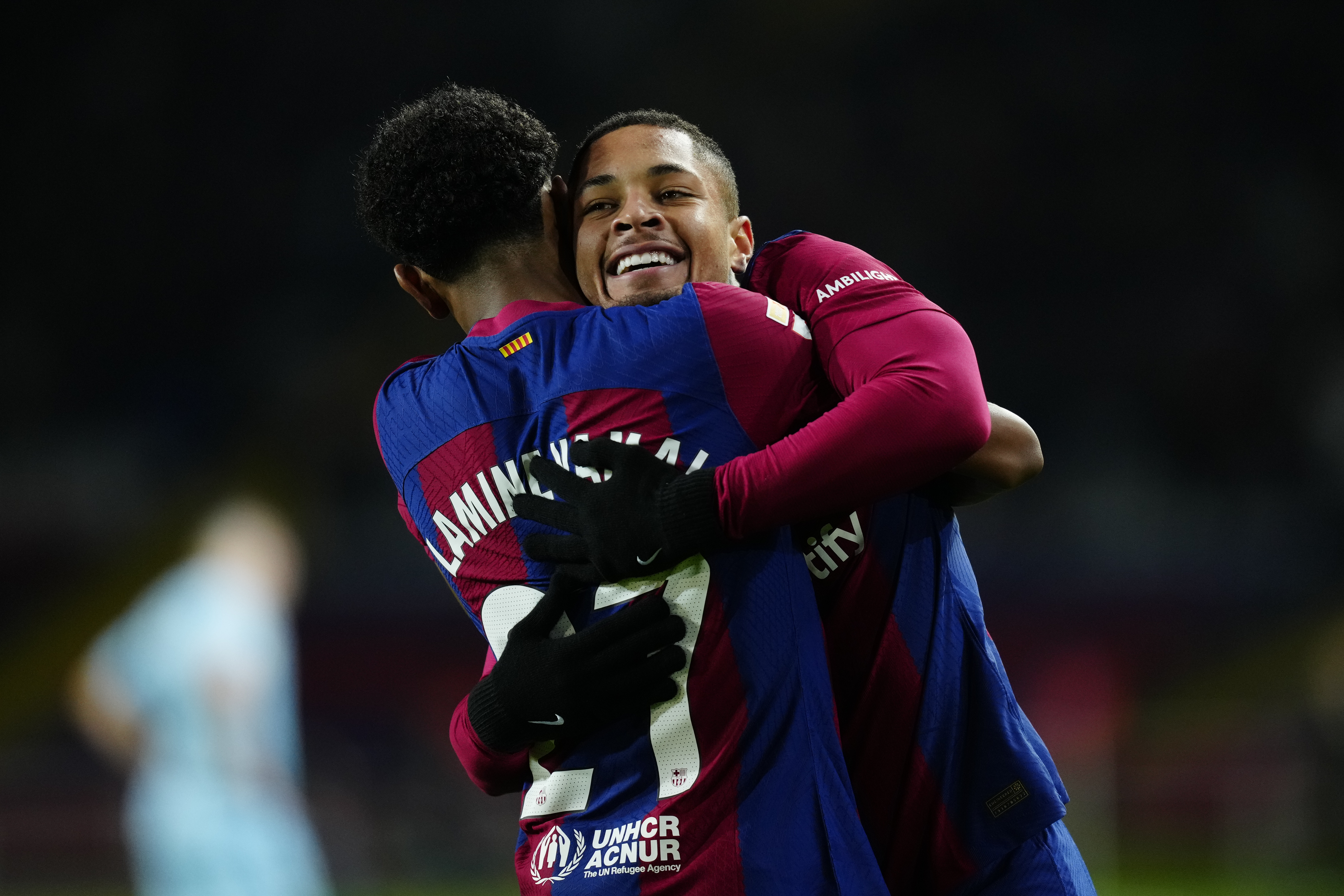 Roque y Yamal celebran un gol del Barcelona.