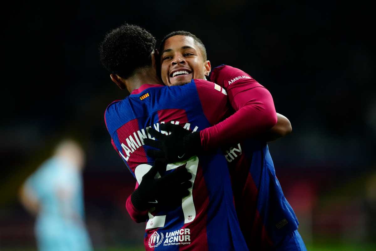 Roque y Yamal celebran un gol del Barcelona.