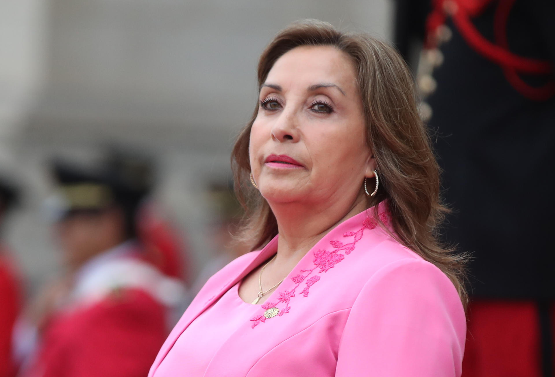 La presidenta de Perú, Dina Boluarte, en una fotografía de archivo. Este 20 de enero fue agredida. (Foto Prensa Libre:  EFE)