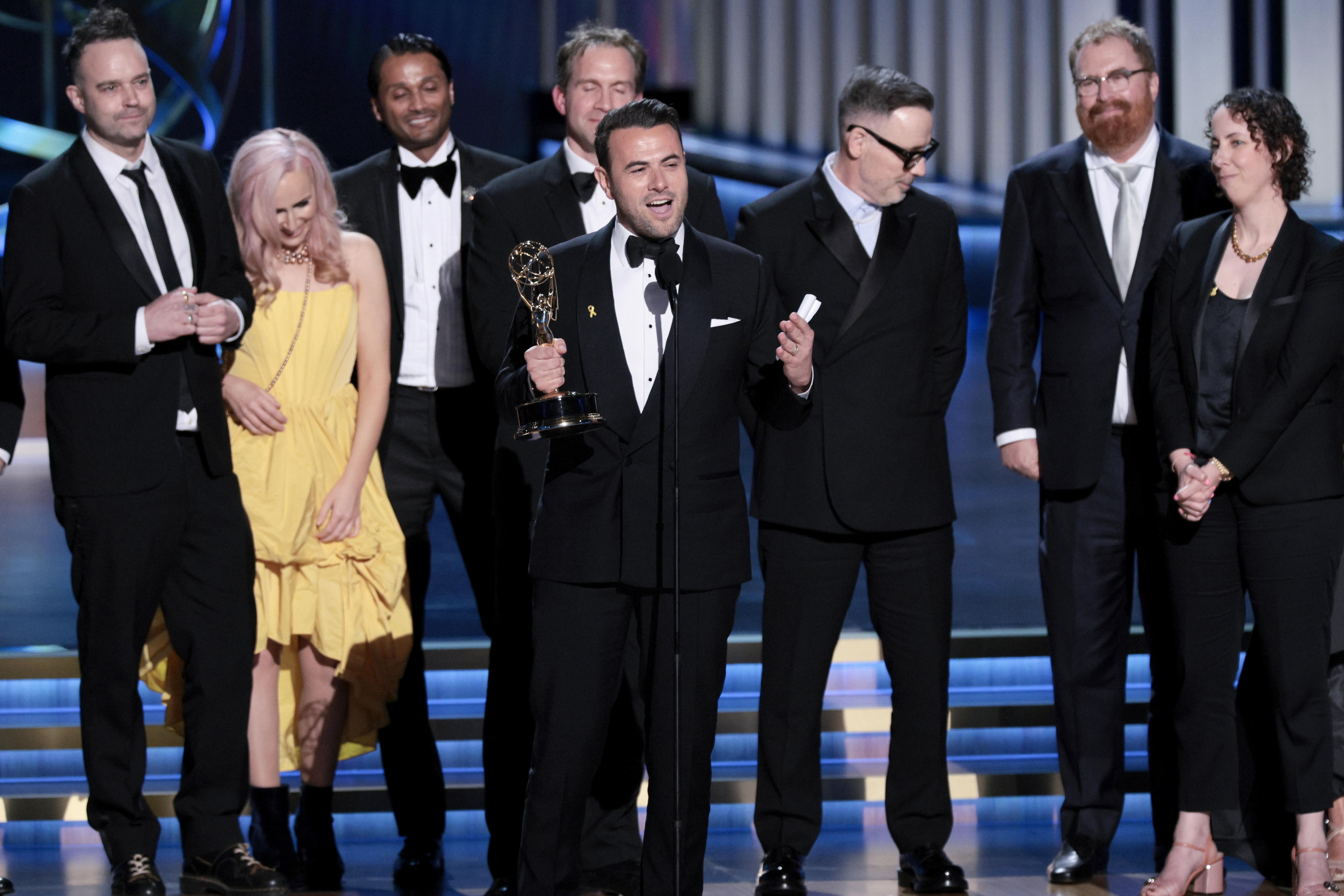 El productor británico Ben Winston acepta el Emmy por el especial de variedades en vivo ganador de 'Elton John Live: Farewell from Dodger Stadium' durante la 75a ceremonia anual de premios Emmy. (Foto Prensa Libre: EFE)