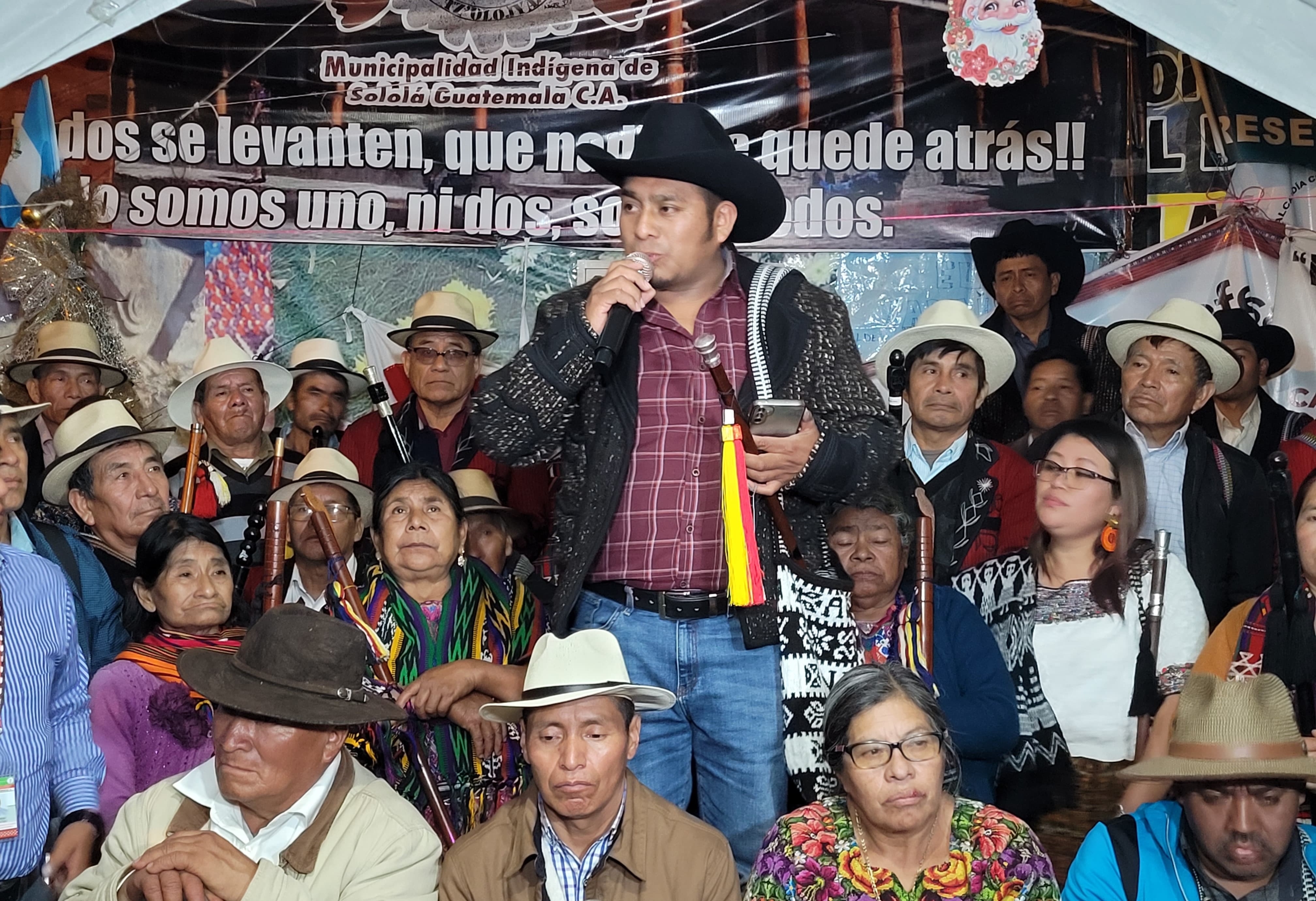 Autoridades ancestrales señalan que si la toma de posesión del nuevo gobierno no se desarrolla con normalidad saldrán a las calles para protestar. (Foto Prensa Libre: Gabriel Molina)