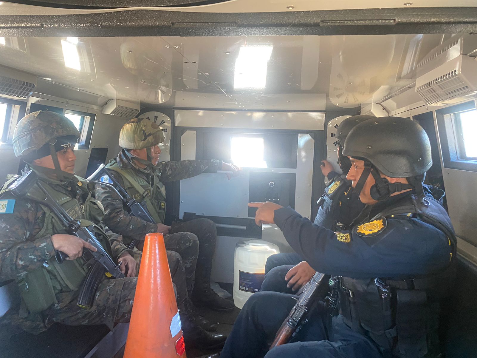 Un grupo de agentes de la PNC fue rescatado por una unidad especial del Ejército de Guatemala luego de haber quedado retenido en el conflicto entre pobladores de Nahualá y Santa Catarina Ixtahuacán, Sololá. (Foto Prensa Libre: Ejército de Guatemala)