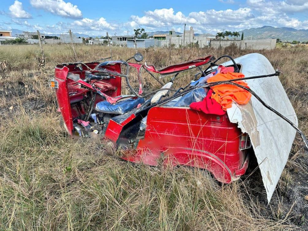 Mototaxi que fue colisionado por una avioneta en la pista de aterrizaje en Esquipulas, Chiquimula. (Foto Prensa Libre: Bomberos Voluntarios)