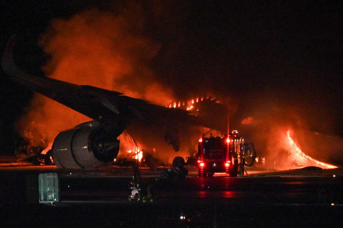 El avión de Japan Airlines (JAL) se incendia en la pista del Aeropuerto Internacional de Tokio, Japón en Haneda, luego de chocar con una nave de la Guardia Costera. (Foto Prensa Libre: AFP)