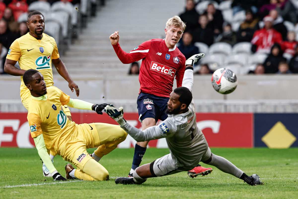 El delantero islandés, Hakon Haraldsson (segundo izquierda) anota un gol en fuera de juego para el Lille LOSC ante el Golden Lion FC de Martinica en el estadio Pierre-Mauroy del norte de Francia. (Foto Prensa Libre: AFP)