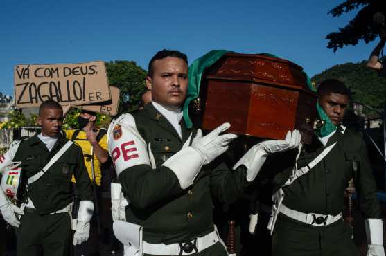 Oficiales militares cargan el féretro de Zagallo. (Foto Prensa Libre: AFP)