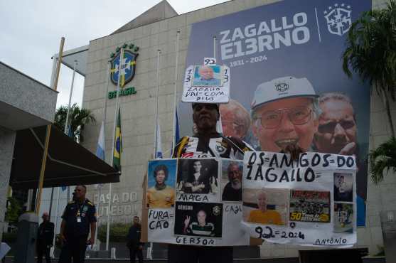 Un fanático de Mário Zagallo afuera de la sede de la Confederación Brasileña de Futbol. (Foto Prensa Libre: AFP)